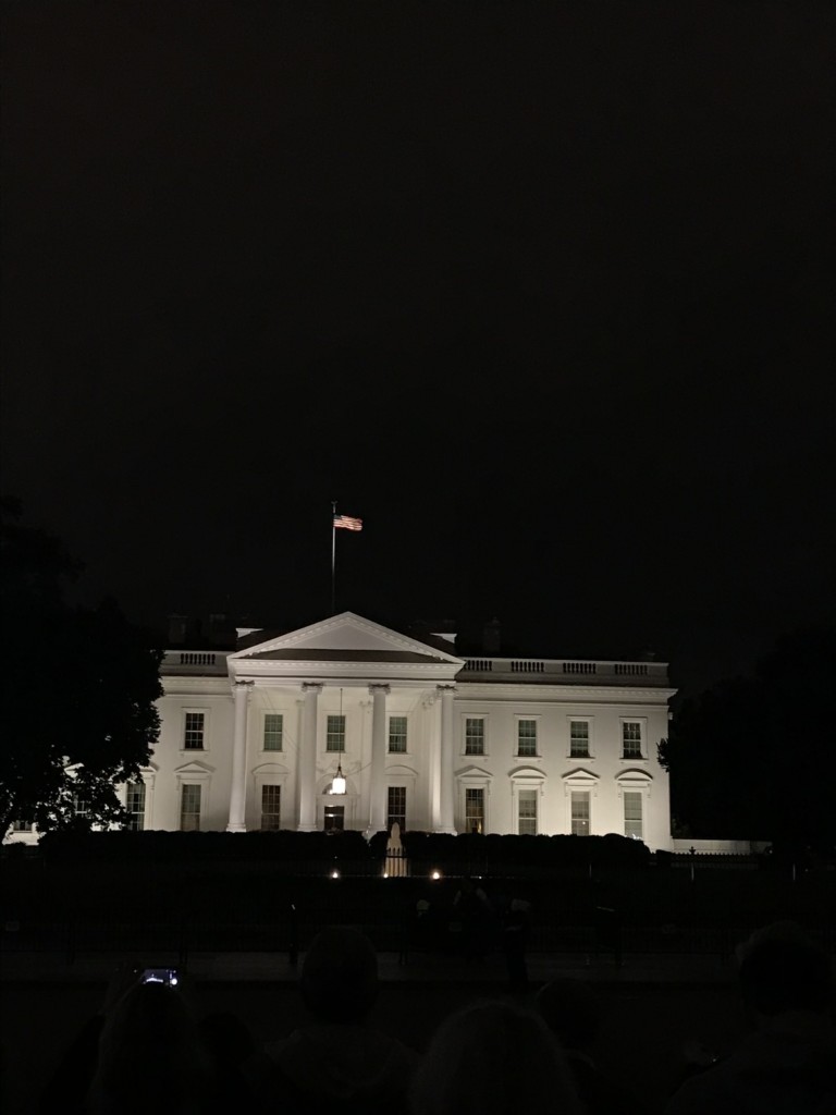 Kuva valkoisesta talosta pimeällä